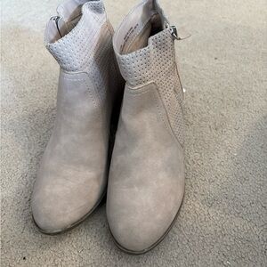 Arizona Jean Company Cream Heeled Boots with Minimalist Design